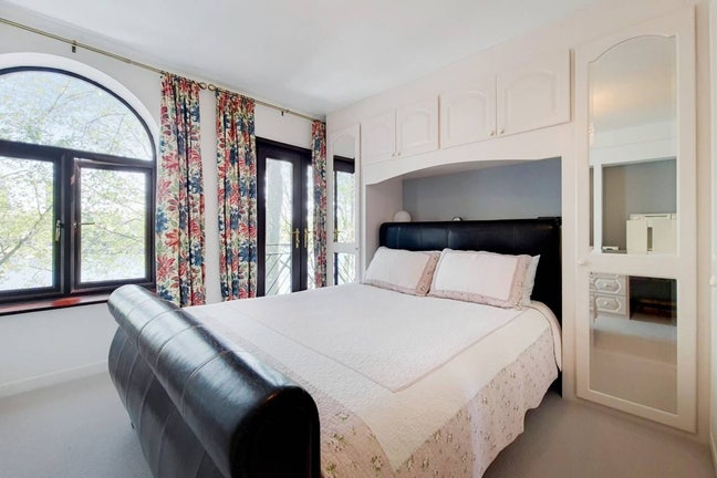 1 Ensuite Room Available in Lovely Riverside House Main Photo