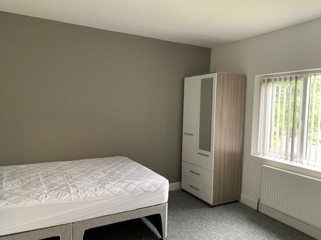 Modern and Large Double Room in DY5! Main Photo