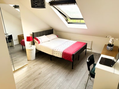 Luxury King Room with Ensuite in Central MK Main Photo