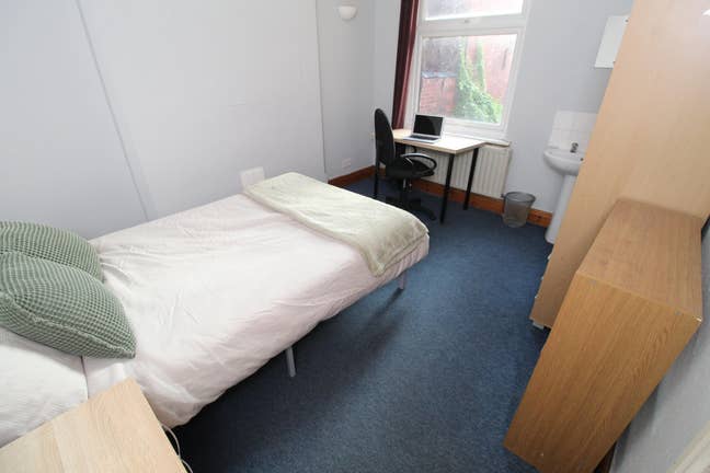 Double room available in student house, NG7 Main Photo