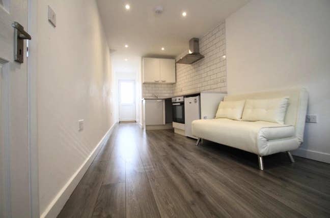 Studio flat with en-suite Main Photo