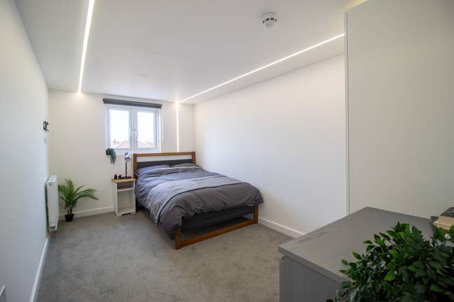 Large double en suite room, bills included,parking Main Photo