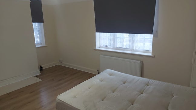 ** Studio Flat Available Now Great Location ** Main Photo
