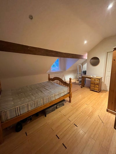 Friendly Grad share - shared ensuite.  Main Photo