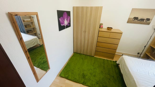 Lovely spacious room close to Tube is available Main Photo