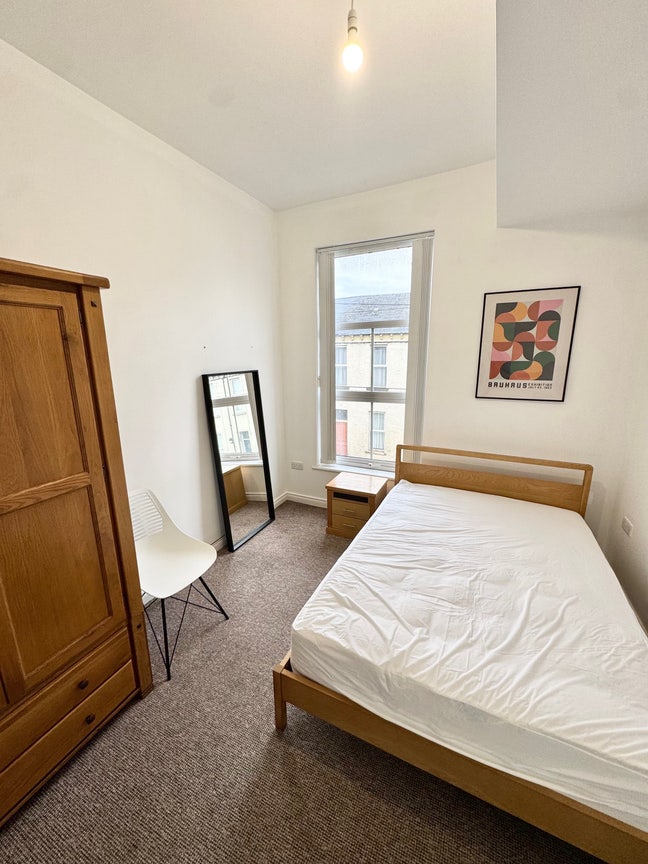 Large double room with private shower & toilet Main Photo