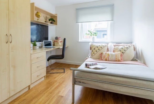 Bronze Ensuite Room: Short summer stay Main Photo