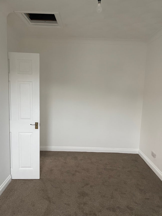 Spacious room house right by town Main Photo