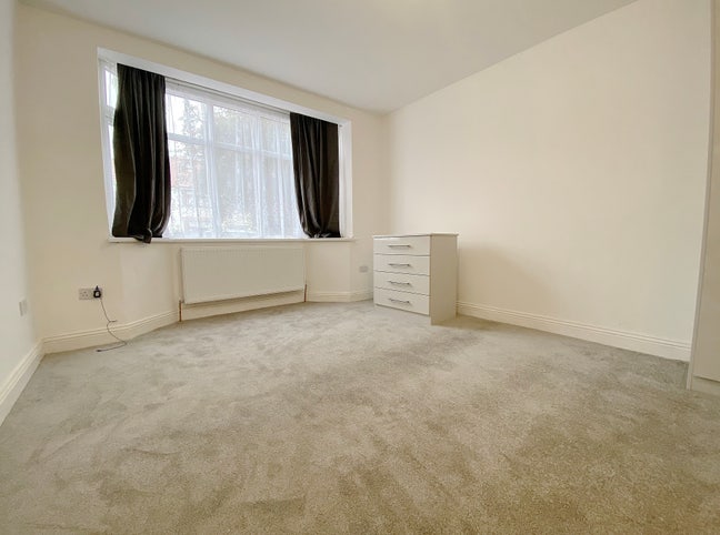 Ensuite Room 15 Min to Hounslow West Main Photo