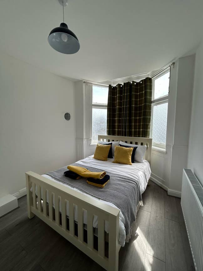 Newly Refurbished 9-Bed House | 2 Mins To Station Main Photo