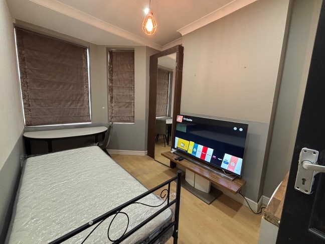 Studio in West Hendon  Main Photo