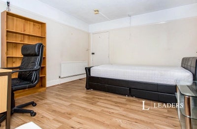 Double room available for a month Main Photo