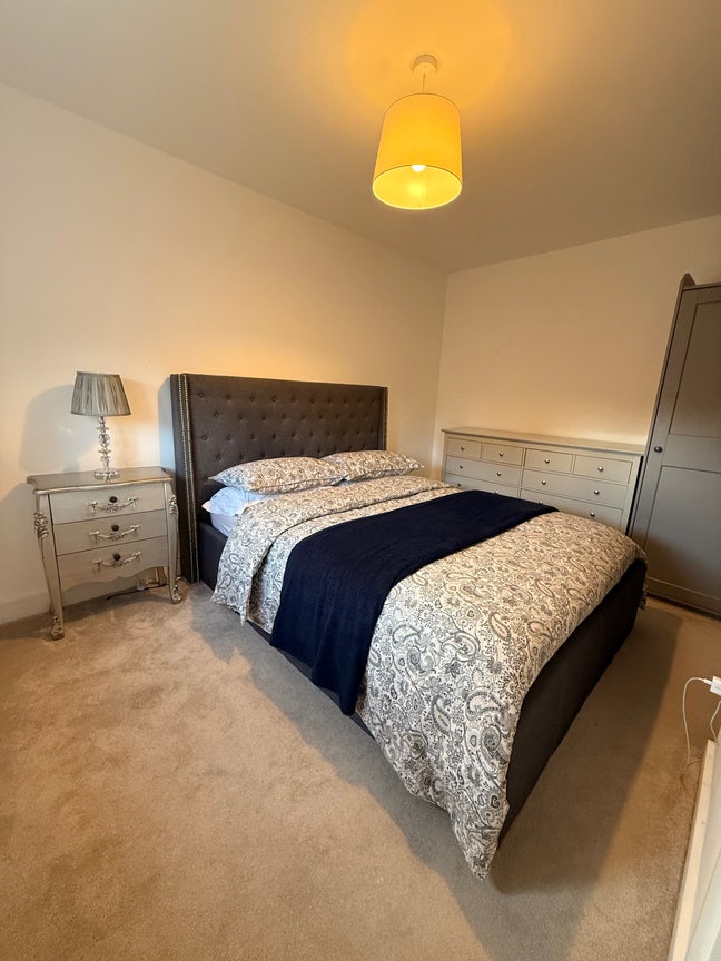 En suite room with king size bed  Main Photo