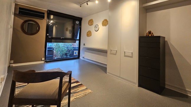 Studio Flat - Newly Decorated Main Photo