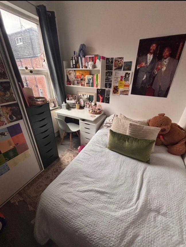 Bedroom in a All Female Household! Main Photo