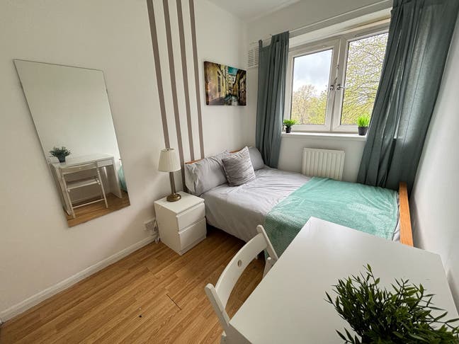 Bright Double Room in Great Location Main Photo