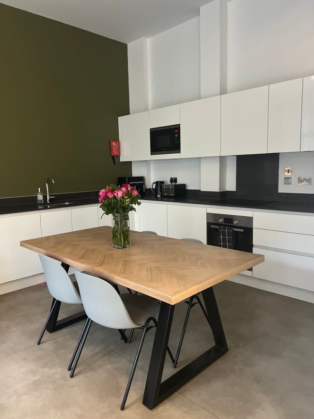 Modern En-suite double room in a duplex apartment  Main Photo