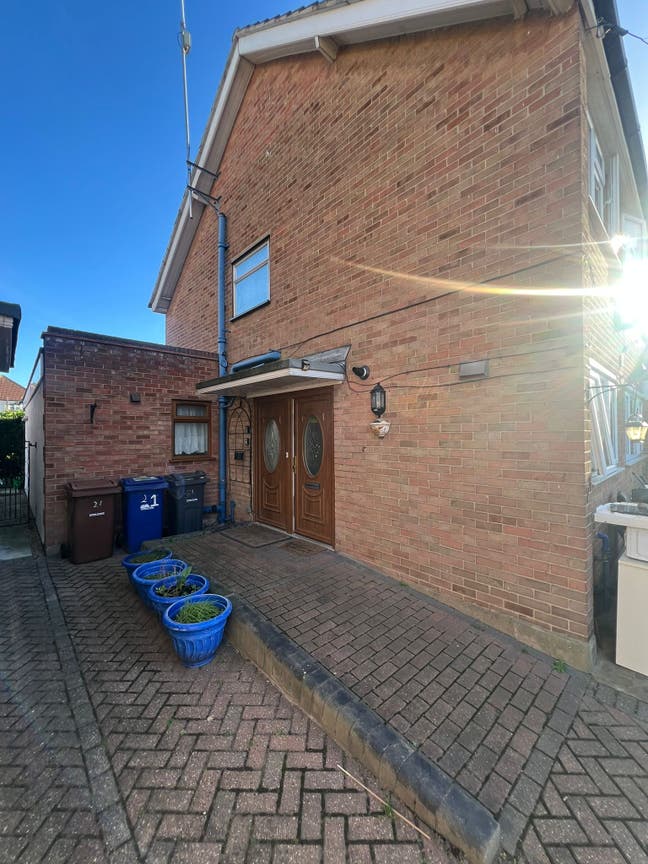 Stylish 4 Bed Home with Garden & Ensuite Main Photo