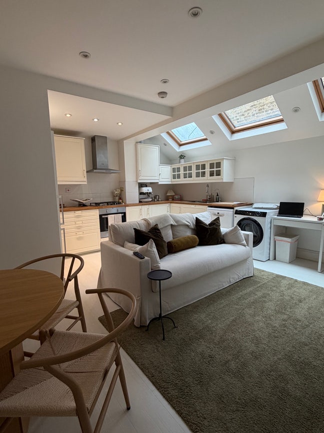 Bright Modern 2 Bed Flat with Patio | White City Main Photo