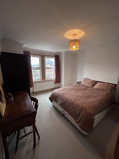 Flexible accommodation in spacious double room Main Photo