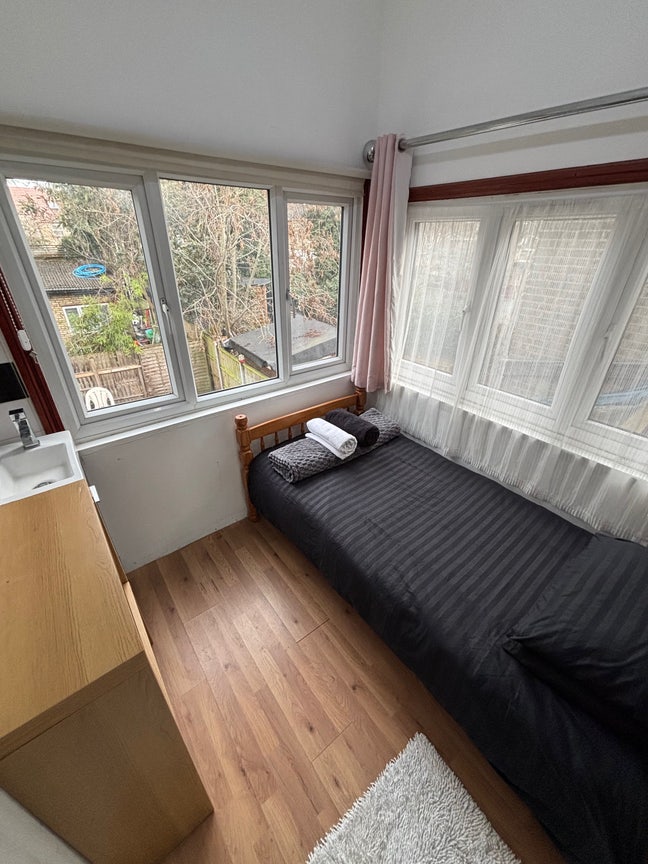 Private Bedroom in London  Main Photo