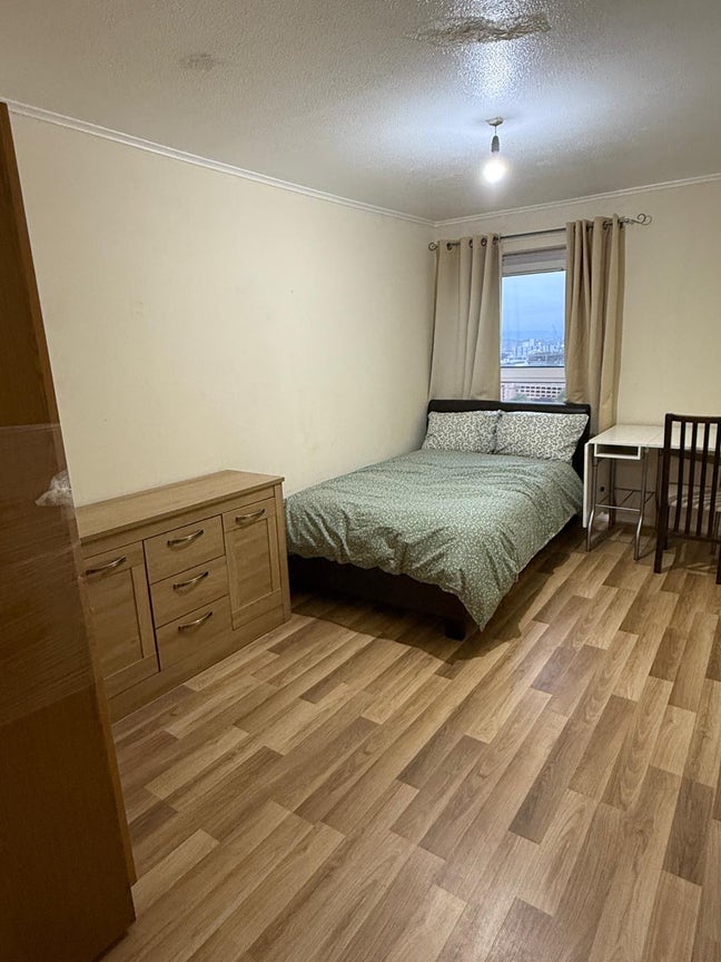 Spacious room available near city centre Main Photo