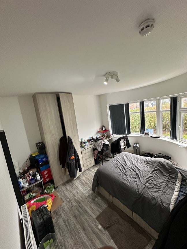 Spacious Furnished Double Room in Great Location Main Photo