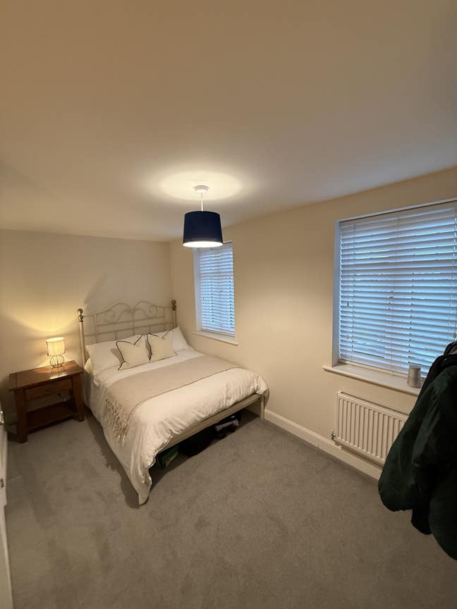 Lovely Room in young professional household  Main Photo