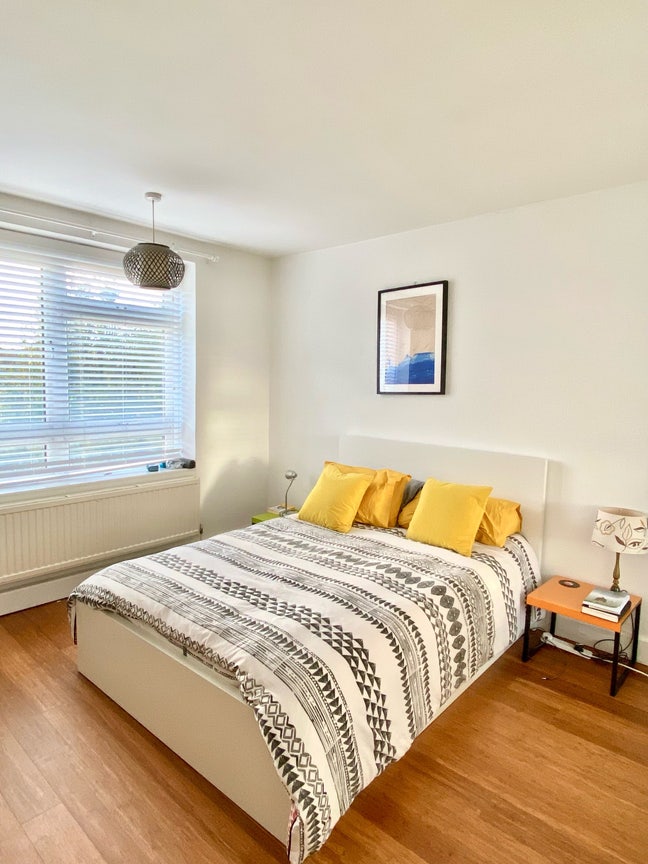 Bright large room in lovely flat Main Photo