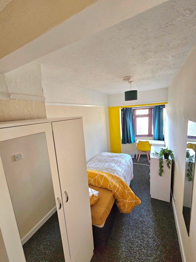 Small double room for rent Main Photo