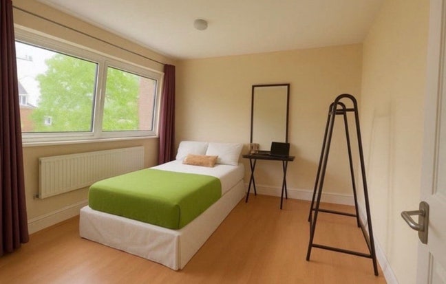 🚨2 Rooms | Late March Move-In | 5 mins to DLR Main Photo