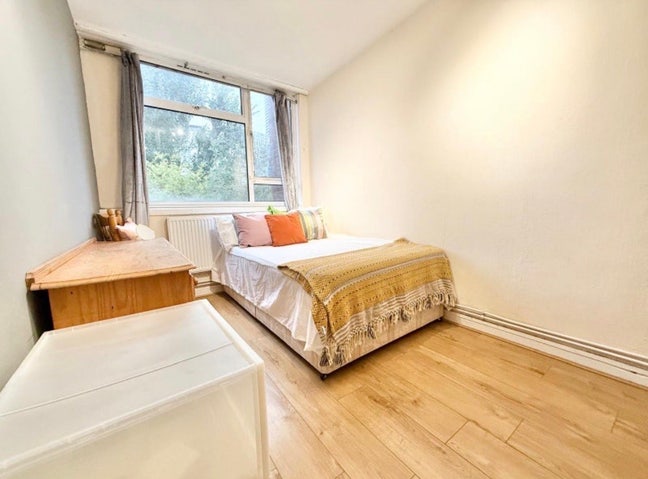 📅 Move in March! 2 rooms, 5 mins to the DLR 🚇 Main Photo