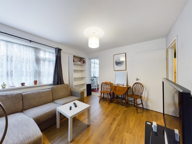 3 bed flat to rent  Main Photo
