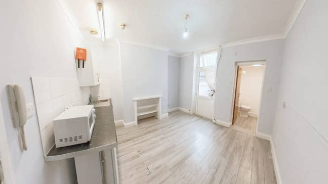 Large Studio – Close to Seven Sisters Station Main Photo