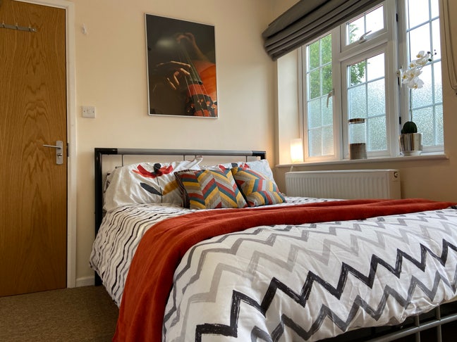 Garden Access Double En Suite - Great Location! Main Photo