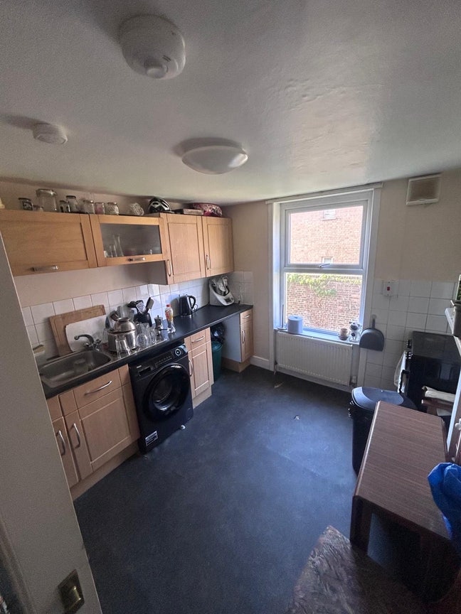 Looking for someone to take a room  Main Photo