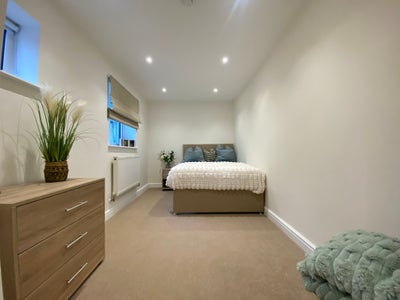 Available Now Stunning New Refurbished Ensuites  Main Photo