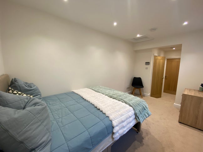 Available Now New Refurbishment Ensuite Rooms Main Photo
