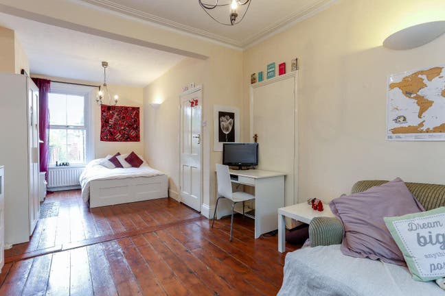 Huge Room in West Ealing Home  Main Photo