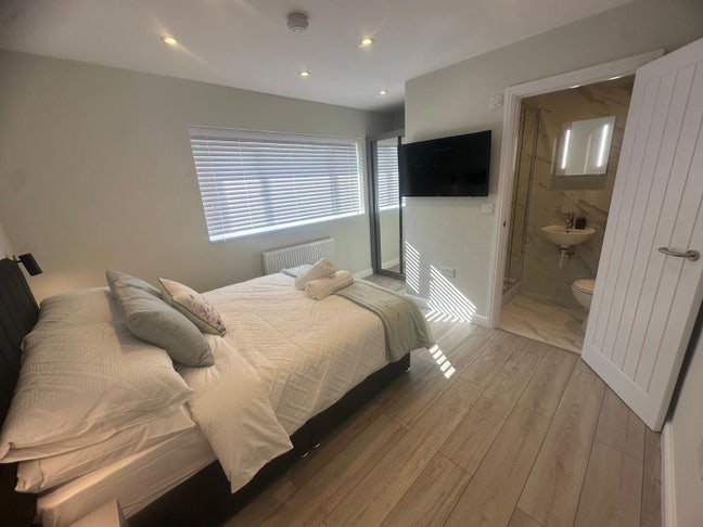 Luxury Double bedroom with En-suite Main Photo