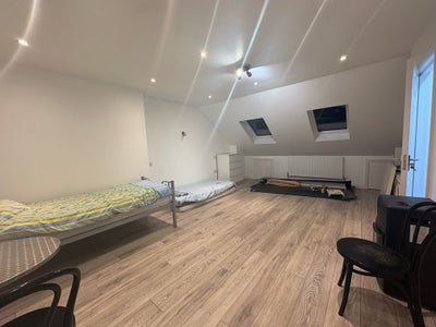 Spacious en-suite loft room - Chingford Main Photo