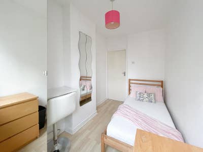 September start : Bright Single Room in Old Street Main Photo