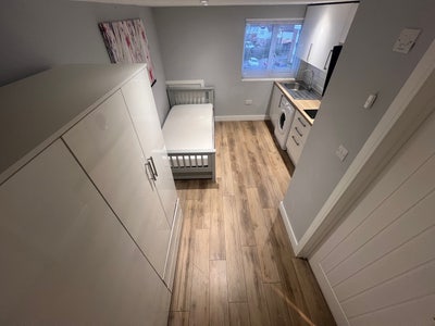Private Studio…. ( Stunning Wardown Park ) Main Photo