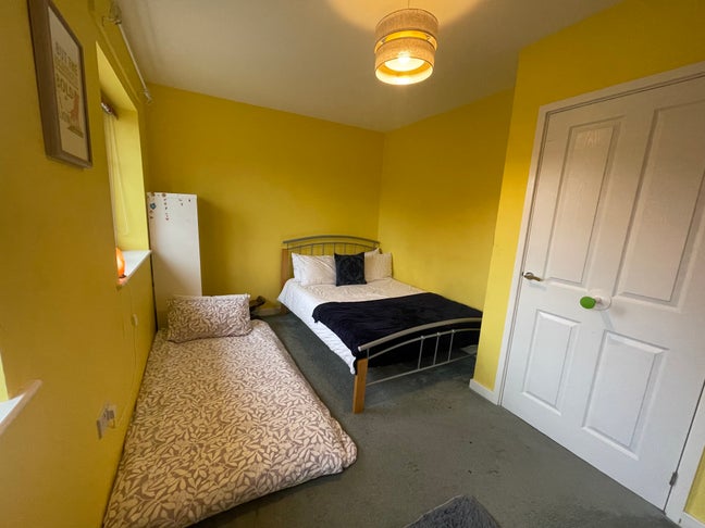 Spacious End Terrace House Share - Langley  Main Photo