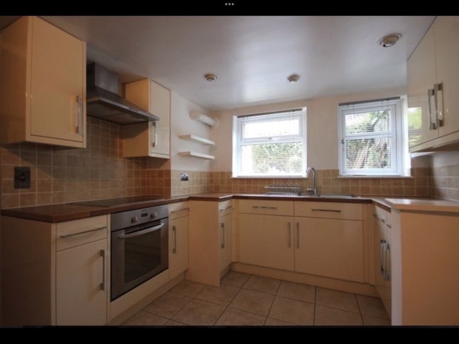 Attic Room w/ En-suite - Short Term (Extendable) Main Photo