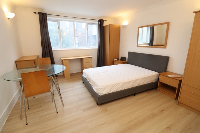 3 Large Rooms - Next to Central and District Line Main Photo