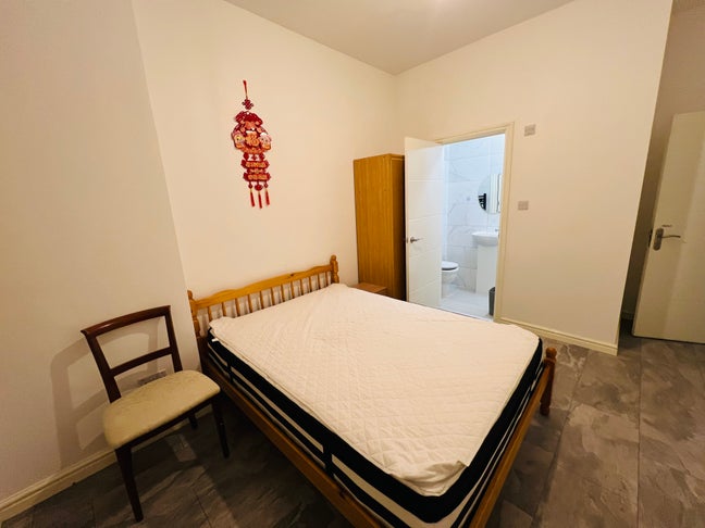 Large Ensuite Room Available Now Main Photo