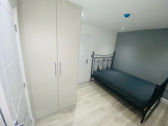 Double ensuites rooms available in BRAND new home! Main Photo