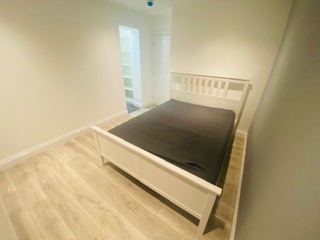 Double ensuites rooms available in BRAND new home! Main Photo