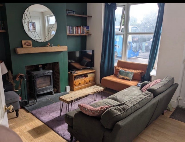 Newly redecorated single room  Main Photo